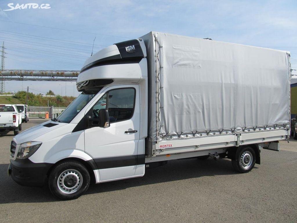 Bílá dodávka Mercedes-Benz Sprinter se šedou plachtovou nástavbou