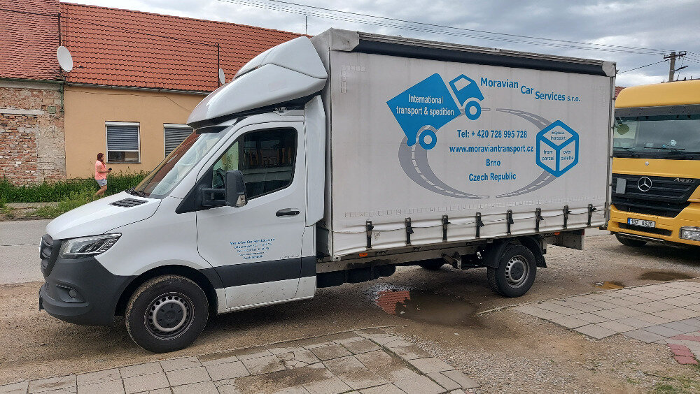 Bílá dodávka Mercedes-Benz Sprinter s plachtovou nástavbou Moravian Car Services