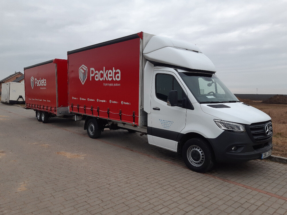 Bílá dodávka Mercedes-Benz Sprinter s červeným přívěsem