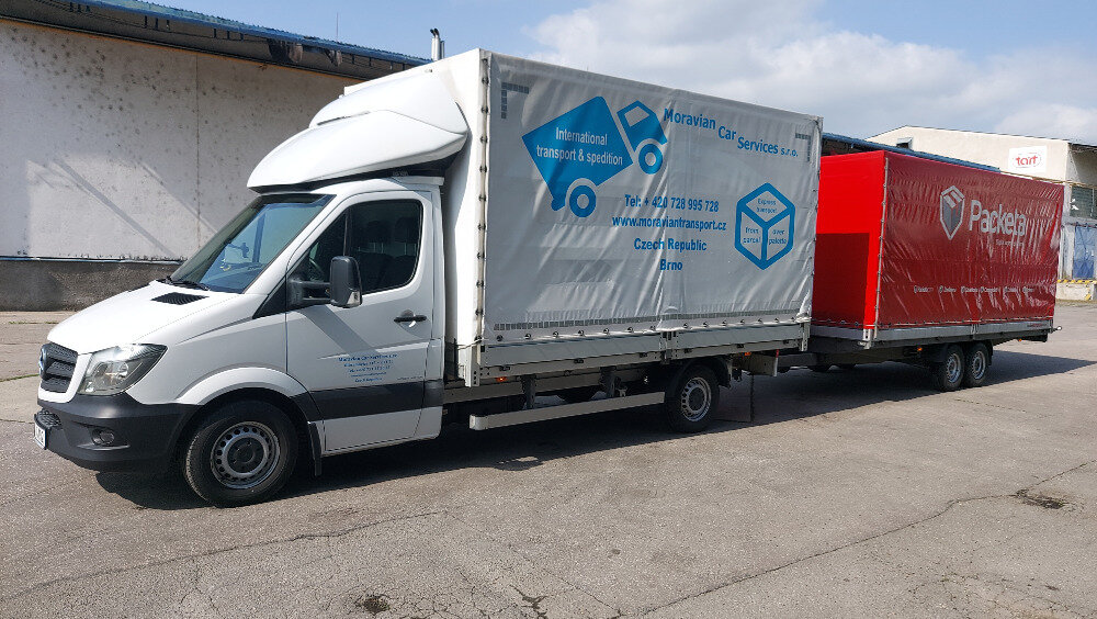 Dodávka Moravian car services s plachtovou nástavbou a přívěsem
