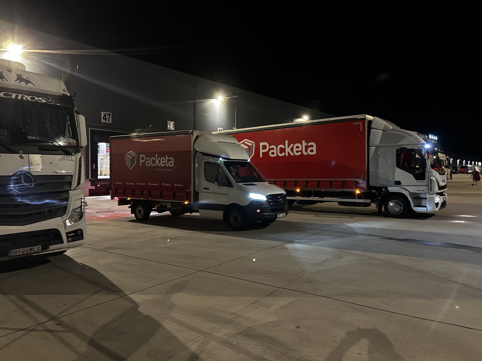 Noční nakládka vozidel v logistickém areálu